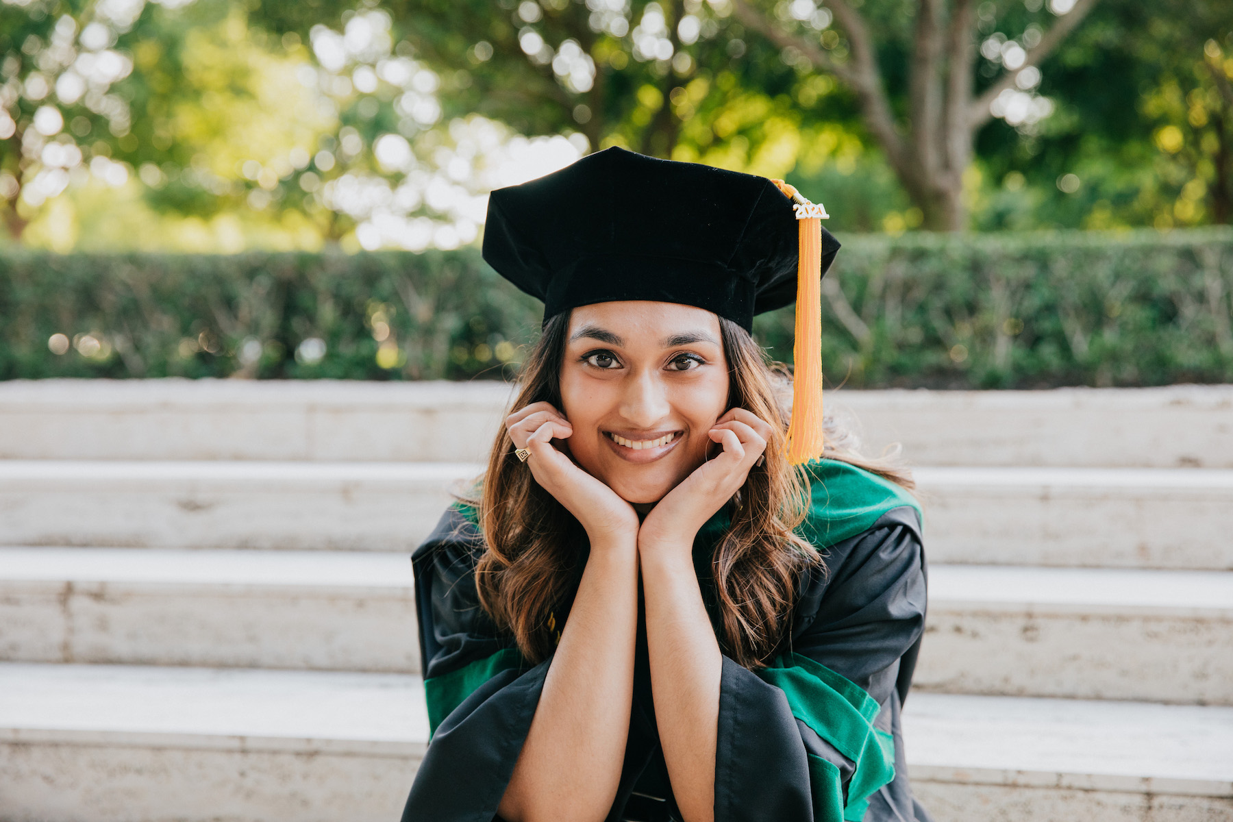 What Are Tips for Solo and Group Shots in Graduation Photography?