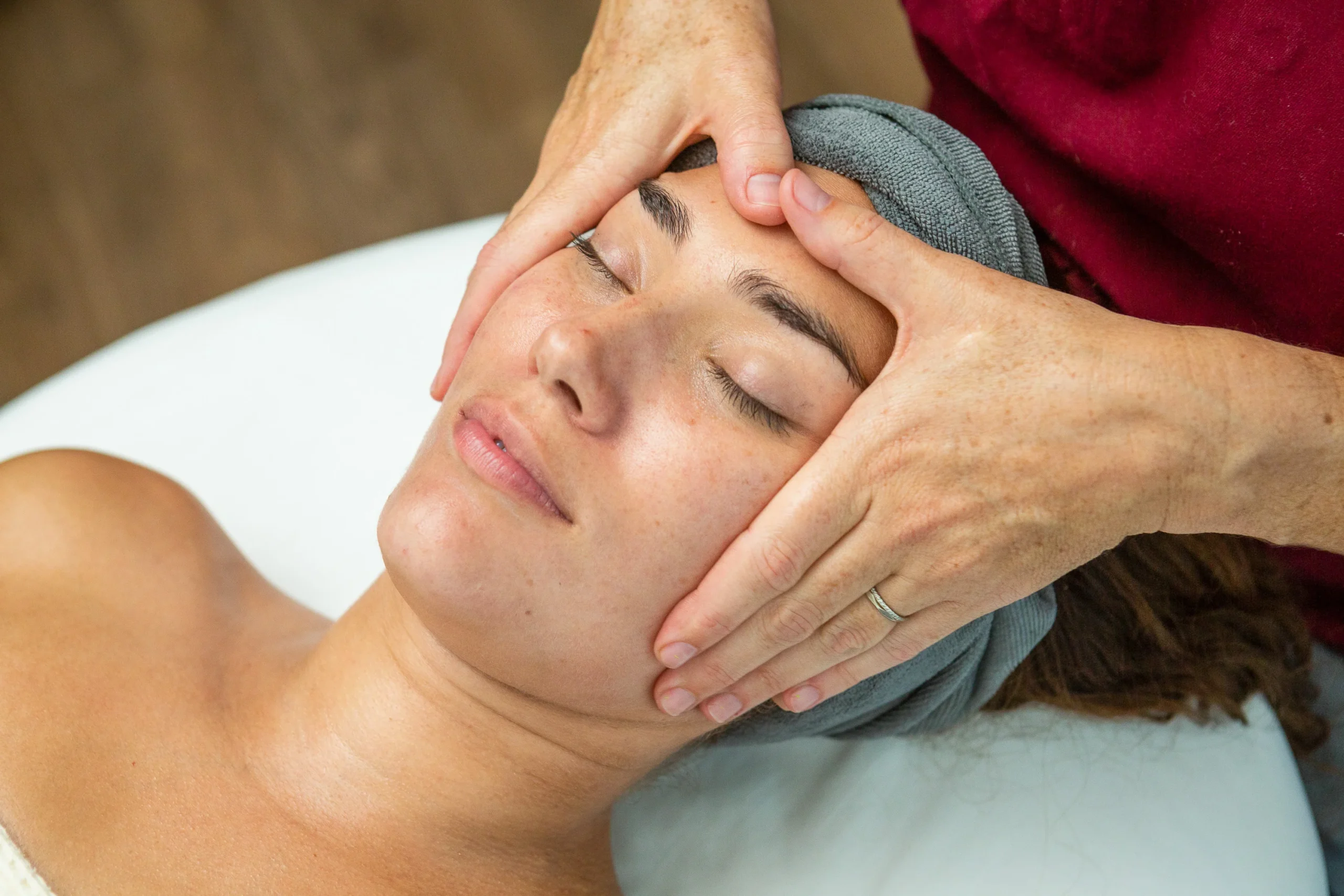 How Facial Massage Services Detoxifying The Skin?