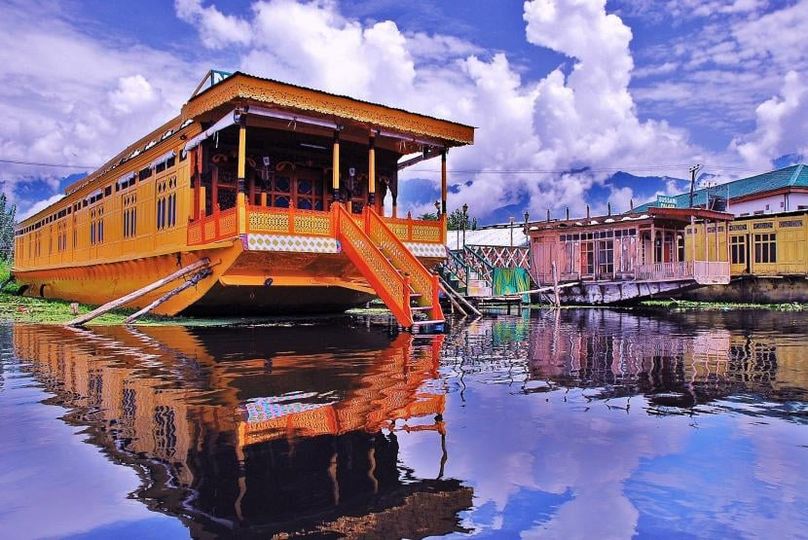 Experience Luxury on Deluxe Houseboats in Srinagar