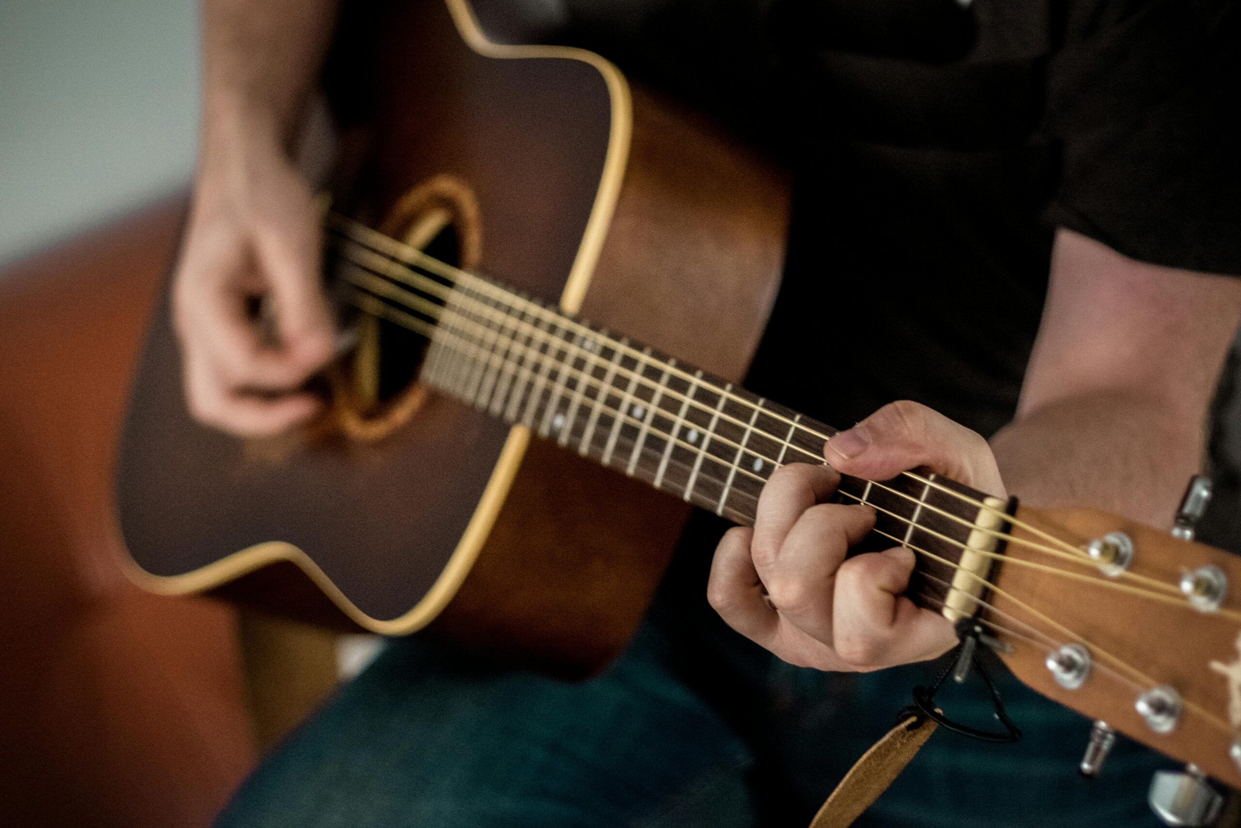 How to Choose the Right Setup for Different Guitar Types: Electric, Acoustic, and More! - Kinked Press