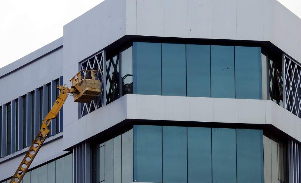 Mistakes to Avoid When Hiring Professionals for Residential Exterior Window Cleaning