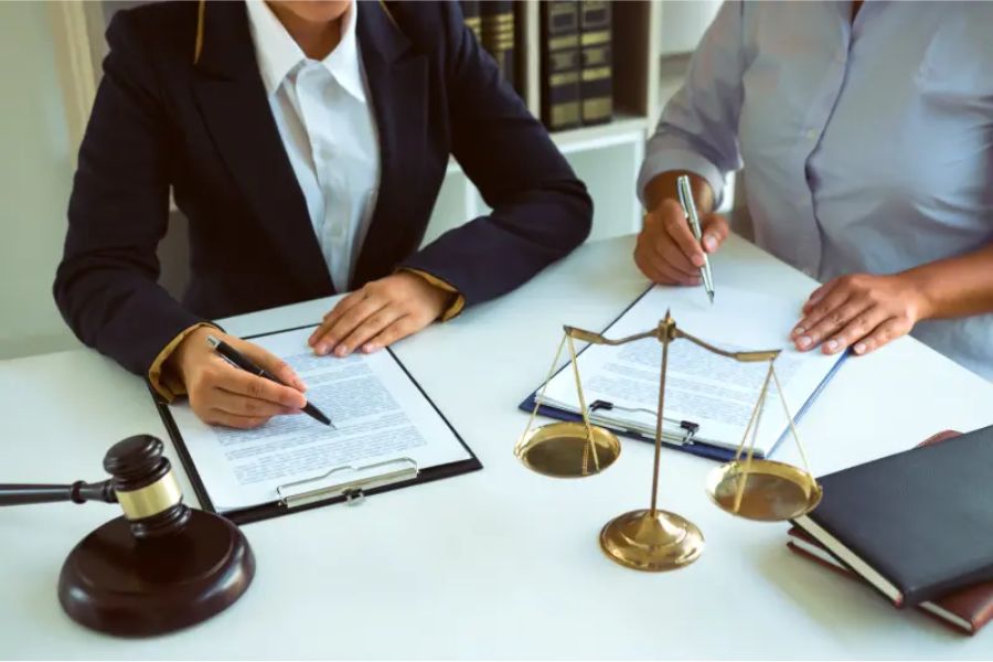 How Can an Associates Attorney Help Advance Your Legal Case?