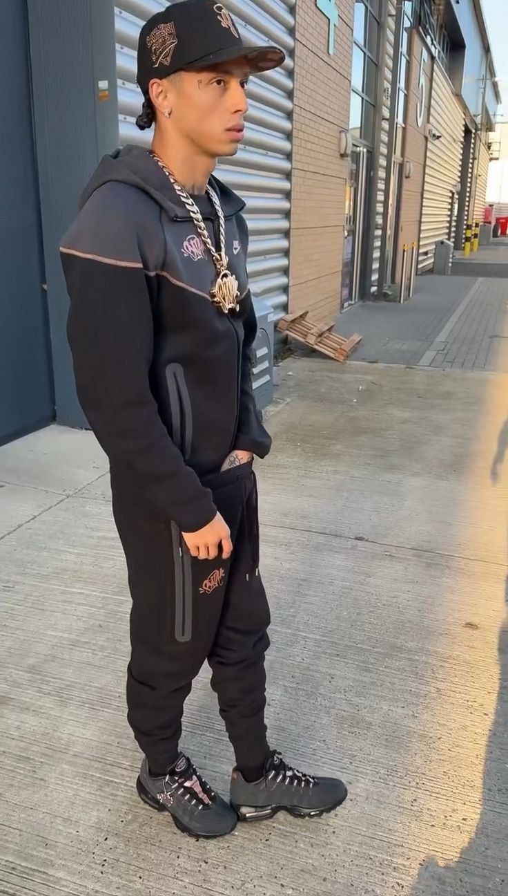 “Synaworld Tracksuits: Where Comfort Meets Streetwear Cool”