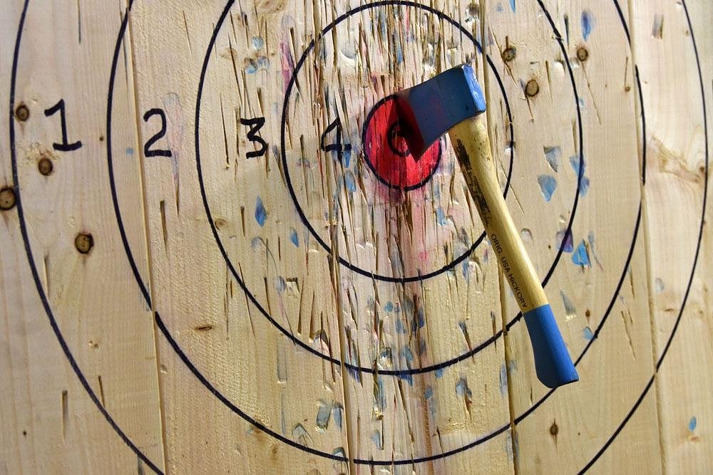 axe throwing game